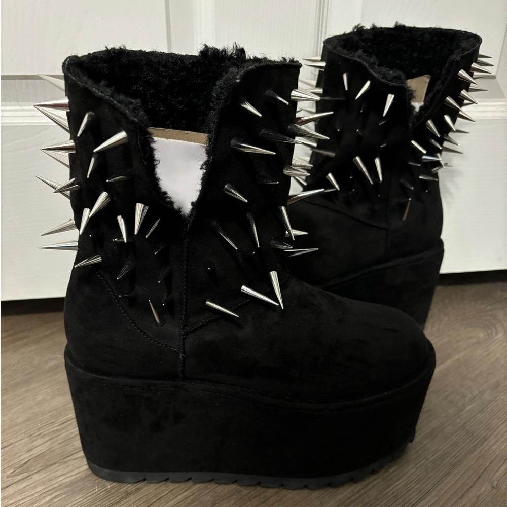 NWOB Dolls Kill / Widow Thorny Tales Winter Boots